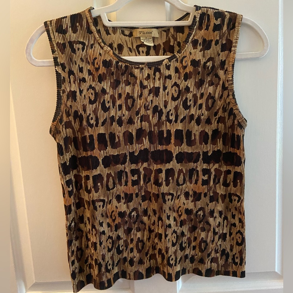 Shiny cheetah printed sleeveless blouse.